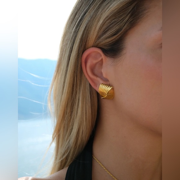 💎NEW: 24K Gold Textured Earrings*Waterproof*Lightweight Earrings*JD - Picture 3 of 7